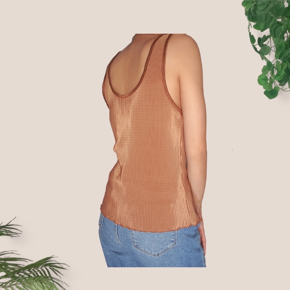 Unique Ribbed Metallic Top - Picture 3 of 4